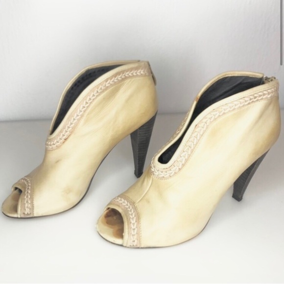 Vince Camuto Peep Toe Soft Leather Heel Bootie Cream Size 6.5 - Picture 1 of 15